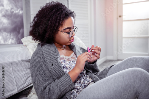 Fotografía Focused African American woman getting her nails in order