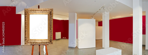 Fotografía Painter's easel and empty antique golden frame in a exhibition gallery