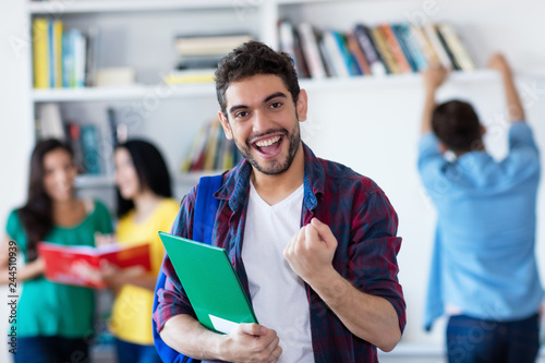 Cuadros en Lienzo Jubelnder spanischer Student in der Uni-Bibliothek