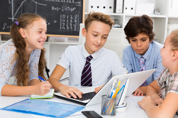 children near laptop talking about mathematics