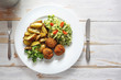 © foodandcook - Pieczone klopsiki warzywne pieczonymi ziemniakami i surówka z białej kapusty .