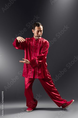 Dekoracja na wymiar  starszy-mistrz-cwiczacy-qi-qong-taijiquan-w-studio-cwiczenia-oddechowe-i-ruchy-sztuk-walki