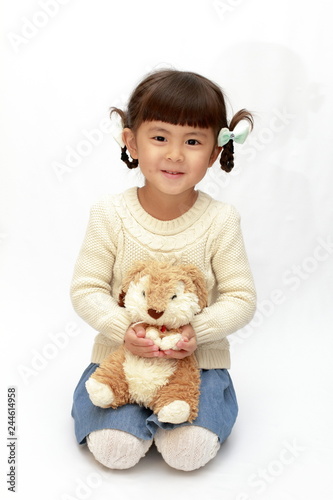 うさぎのぬいぐるみを抱える幼児 4歳児 白バック Adobe Stock でこのストック画像を購入して 類似の画像をさらに検索 Adobe Stock