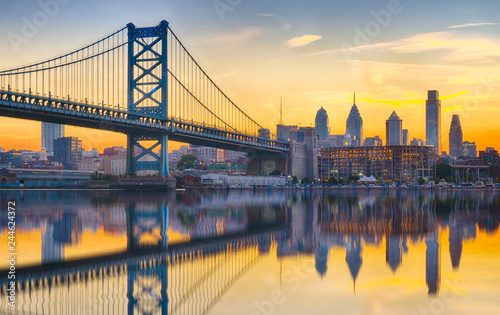 Cuadros en Lienzo Philadelphia Sunset Skyline Refection