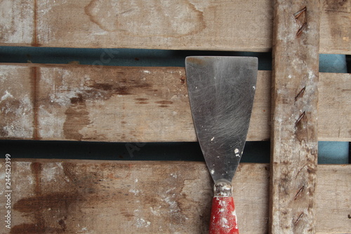 Fotografía used construction spatula on wooden background