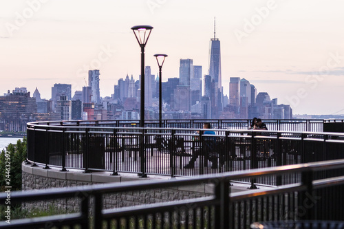Fotomural New York City midtown Manhattan sunset skyline panorama view from Boulevard East Old Glory Park over Hudson River