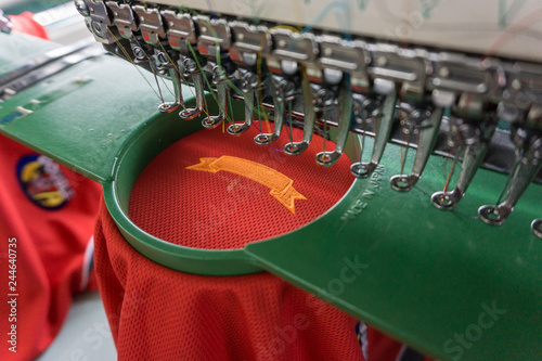 Fotografía Embroidery machine needle in Textile Industry at Garment Manufacturers, Embroide