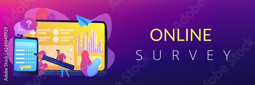 Businessman completing online survey form on smartphone screen Lerretsbilde