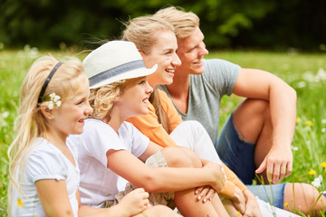 Wall Mural - Familie und Kinder auf einer Wiese