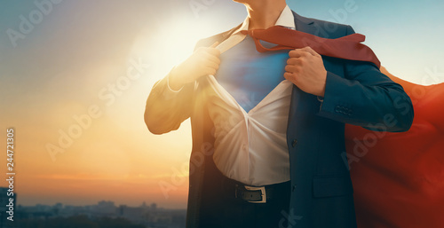 Fotografía superhero businessman looking at city