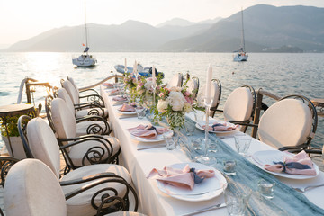 beautifully decorated table with flowers for wedding dinner