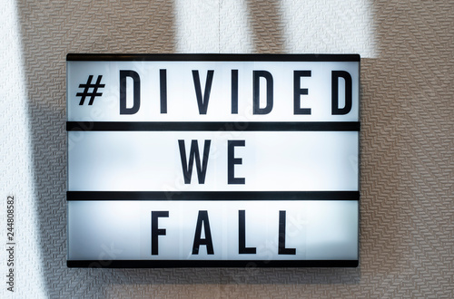 Fotomural Message divided we fall on illuminated board