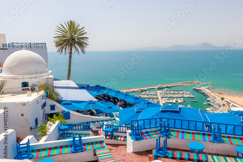 Fotografía SIDI BOU SAID, TUNISIA - JULY 19, 2018: Beautiful view over seaside and white bl