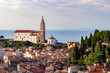 Piran – Pirano / Slowenien / Istrien. Blick auf die Altstadt, St. Georgs-Kathedrale und das Adriatische Meer