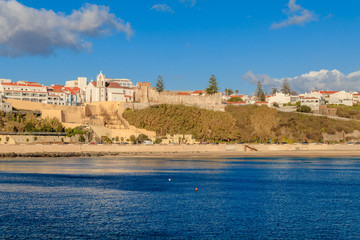 vista da cidade de sines e da praia vasco da gama, alentejo, portugal