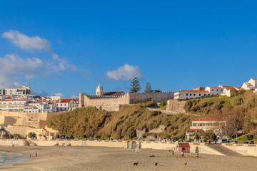 vista da cidade de sines e da praia vasco da gama, alentejo, portugal