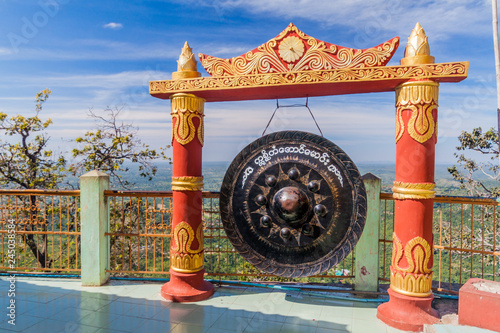 Zdjęcie XXL MT POPA, MYANMAR - 8 grudnia 2016: Gong w świątyni Mt Popa, Myanmar