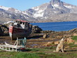 Bootswrack mit heulendem Schlittenhund Grönland
