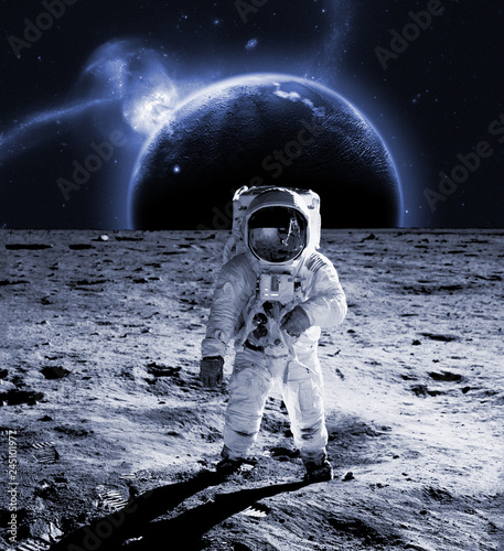 Fotografía astronaut walk on the moon wear cosmosuit. future concept
