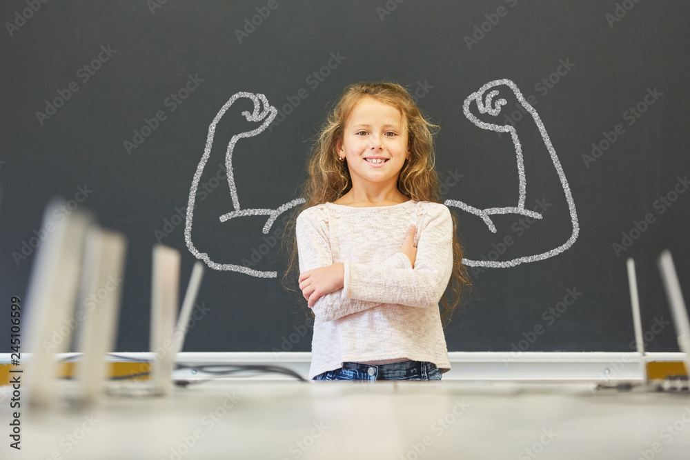 Mädchen in Schule steht vor Tafel mit Muskeln - obrazy, fototapety, plakaty 