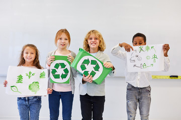  Schüler mit Zeichnungen zum Recycling Projekt
