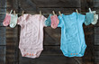 canvas print picture - Babystrampler in rosa und blau
