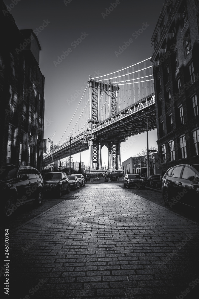 New York City, Brooklyn. Uno scorcio sul Manhattan Bridge che richiama i film più classici come "C'era una volta in America" (2) - obrazy, fototapety, plakaty 