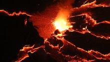 Abstrakcyjne Czerwono Czarno żółte Wzory Na Powierzchni Lawy We Wnętrzu Aktywnego Wulkanu