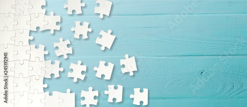Fotomural White puzzle pieces on blue background