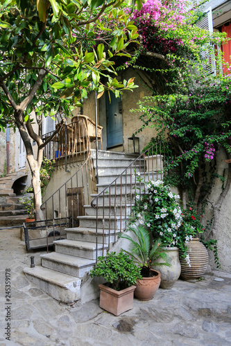 Mediterrane Gartengestaltung Mit Topfpflanzen Und Bougainvillea