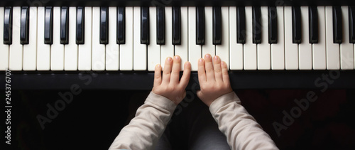 Plakaty pianino  rece-dzieci-ucza-sie-grac-na-pianinie