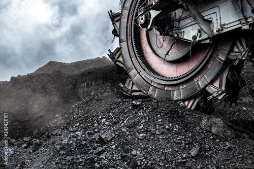 Fotomural Giant bucket wheel excavator in coal mine