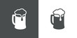 Icono plano con silueta de jarra de cerveza con espuma en gris y blanco