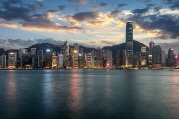 Fototapete - Die beleuchtete Skyline von Hong Kong nach Sonnenuntergang: der Victoria Harbour und Central Bezirk