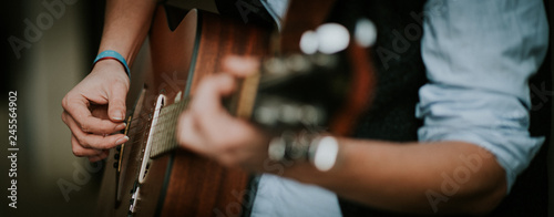 Foto  Nahaufnahme der Hände, Finger eines Gitarristen der Gitarre spielt