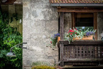 Wall Mural - Blumenkasten am Haus