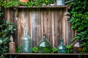 Wall Mural - Große dekorative Glasflaschen an Bretterwand