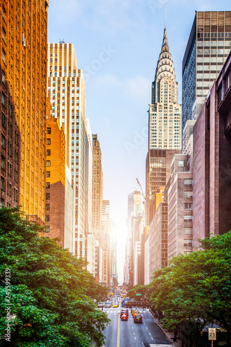 Fotografía 42nd street, Manhattan viewed from Tudor City Overpass with Chrysler Building in