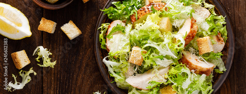 Fotografía Caesar salad with grilled chicken meat, fresh lettuce, parmesan cheese and fried croutons