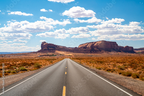 Fototapeta Niekończąca się nieskończona droga biegnąca przez Park Narodowy Monument Valley z niesamowitymi formacjami skalnymi.