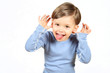 Zweijähriger Junge streckt die Zunge heraus und macht Faxen