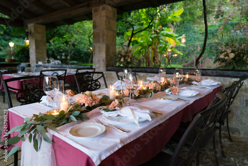 Zdjęcie XXL stół ozdobiony świeżymi kwiatami i świecami na obiad weselny