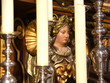 Kleine goldene Frauenskulptur in der Stadtkirche Heilig Dreifaltigkeit