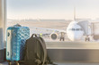 Koffer und Rucksack vor einem Flugzeug