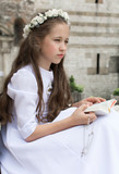Fototapeta  - Dziewczynka się modli przed komunią świętą