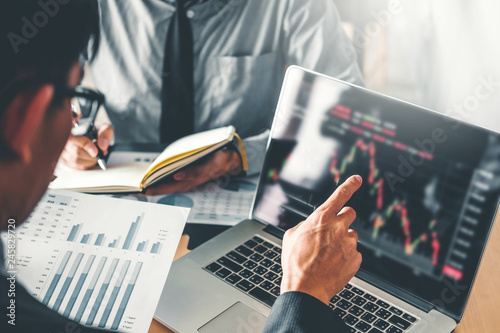 Fotografía Business Team Investment Entrepreneur Trading discussing and analysis graph stoc