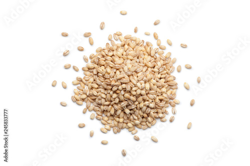 Fotomural Pile of peeled barley isolated on white background. Top view.