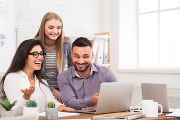Aufkleber - Satisfied business team working on laptop together