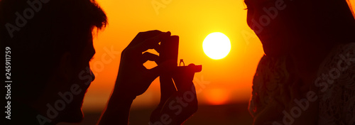 Fotomural Banner of silhouette of marriage proposal at sunset