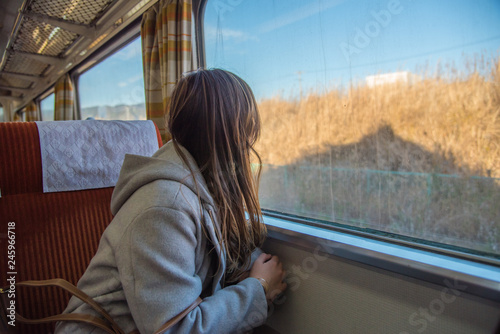 電車から窓の外を眺める女性 Stock Photo Adobe Stock